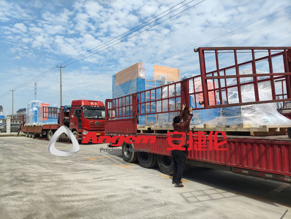 喜訊！順利向浙江客戶發(fā)了5臺智能自動(dòng)化噴涂機(jī)縮徑設(shè)備